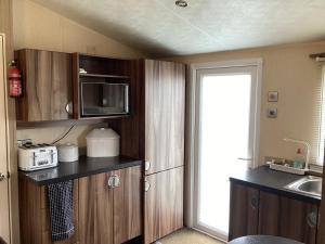 Kuchyň nebo kuchyňský kout v ubytování Luxury caravan at Seton Sands