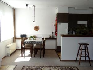 eine Küche mit einem Tisch und Stühlen sowie einem Kühlschrank in der Unterkunft Apartment Zügstrasse 2- 206 by Interhome in Engelberg