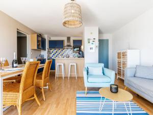 ein Wohnzimmer mit einem Sofa und einem Tisch in der Unterkunft Apartment Les Hautes Folies-5 by Interhome in Saint-Palais-sur-Mer