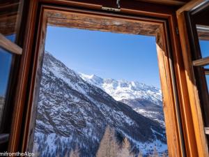 サース・アルマゲルにあるApartment Zer Trächu by Interhomeの窓越しに山の景色を望む