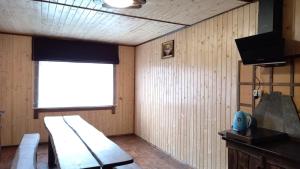una stanza con un tavolo e una finestra di Садиба Файні Карпати a Krasnik