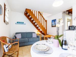 サン・パレ・シュル・メールにあるHoliday Home Les Privileges by Interhomeのリビングルーム(テーブル、青いソファ付)
