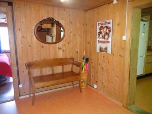 شقة شتايناخر 7 في إنغيلبرغ: غرفة خشبية مع مقعد ومرآة