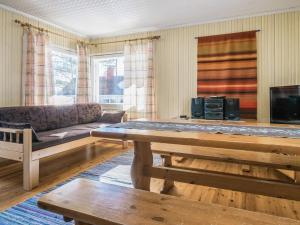 Holiday Home Koivuranta by Interhome في Pohjavaara: غرفة معيشة مع أريكة وطاولة