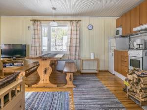 Holiday Home Koivuranta by Interhome في Pohjavaara: مطبخ مع طاولة خشبية ونافذة