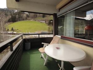 d'une table et de chaises sur un balcon avec vue sur un champ. dans l'établissement Apartment Haus Achenstrasse-5 by Interhome, à Bad Hofgastein