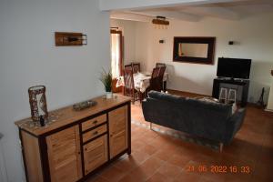 ein Wohnzimmer mit einem Sofa und einem TV in der Unterkunft Maison de 4 chambres de front de mer Corse-du-Sud in Appietto