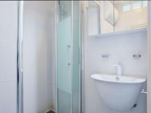 ル・バルカレスにあるStudio Vistaéro-7 by Interhomeのバスルーム(洗面台、ガラス張りのシャワー付)