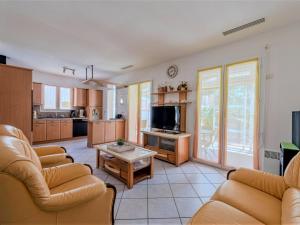 un soggiorno con due divani e una TV di Villa Ladine by Interhome a Le Barcarès