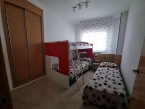 1 dormitorio con 2 literas y ventana en Apartment Frente Mar by Interhome, en Oropesa del Mar