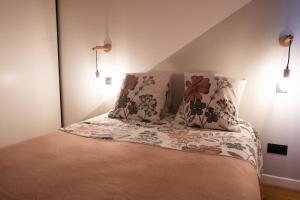 a bed with two pillows on top of it at Villa moderne avec piscine privative in Biguglia