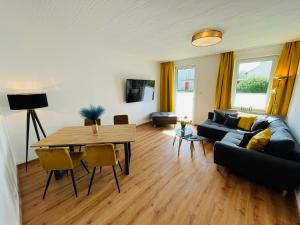 ein Wohnzimmer mit einem Tisch und einem Sofa in der Unterkunft Ferienwohnung am Eberbach in Stadtoldendorf