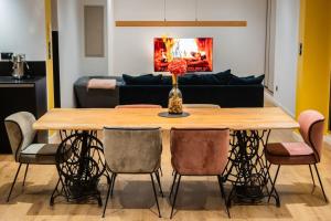 a dining room table with chairs and a couch at Villa moderne avec piscine privative in Biguglia