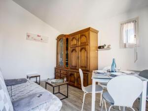 Una sala de estar con una mesa y un dormitorio. en Apartment Les Villageoises-2 by Interhome, en Le Barcarès