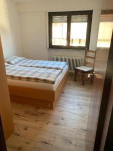 Un pat sau paturi într-o cameră la WohnZeit Stuttgart