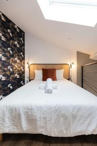 Postel nebo postele na pokoji v ubytování Le cocon stéphanois - Résidence Hestia