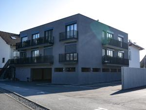 un edificio con balcones en un lateral en Hotel Linde-Sinohaus, en Lustenau