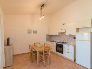 eine Küche mit Tisch und Stühlen in einem Zimmer in der Unterkunft Holiday Home Corbezzolo by Interhome in Costa Paradiso + 23 Fotos