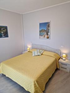 A bed or beds in a room at Ca'Mea