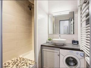 een badkamer met een wasmachine en een wastafel bij Apartment Les Villageoises-3 by Interhome in Le Barcarès