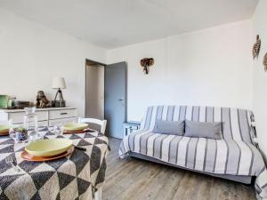 ein Wohnzimmer mit einem Bett und einem Tisch in der Unterkunft Apartment Les Villageoises-3 by Interhome in Le Barcarès + 17 Fotos