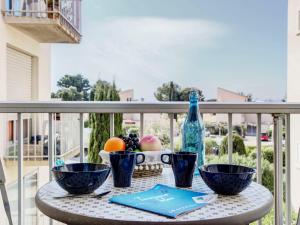 een tafel met fruitschalen op een balkon bij Apartment Les Villageoises-3 by Interhome in Le Barcarès