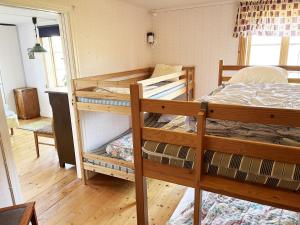 Двухъярусная кровать или двухъярусные кровати в номере Charming and old house in Virserum close to lake