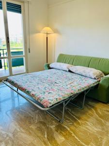 een bed in een woonkamer met een bank bij Casa Bixio in Sestri Levante +23 foto's