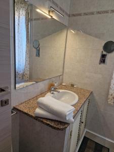 A bathroom at Ca'Mea