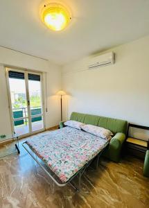 een woonkamer met een bank en een bed bij Casa Bixio in Sestri Levante