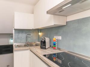 uma cozinha com um lavatório e uma bancada em Apartment Baia blu by Interhome em Santa Teresa Gallura