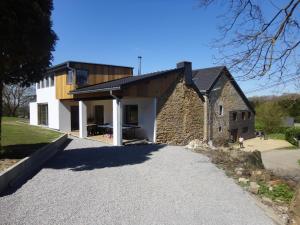 uma casa de pedra com uma entrada em Gite MontBleu - 2 holiday houses - La Laiterie & La Grange em Sprimont