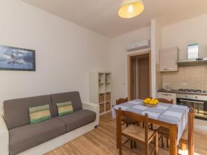 泰斯塔角的住宿－Apartment Lampara by Interhome，客厅配有沙发和桌子