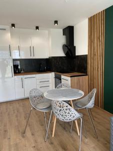 cocina con mesa y sillas en Apartament Nina, en Gdansk
