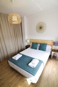 Posteľ alebo postele v izbe v ubytovaní Letmalaga Malasaña City Views Superior Apartment