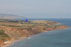 una vista aérea de la costa del océano en Greystone Cottage - Sea views, short stroll to a beautiful sandy beach, en Brook