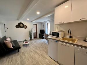 A kitchen or kitchenette at Apartment Orkić