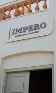 un panneau sur la porte d'un hôtel dans l'établissement Impero Nafplio Hotel & Suites, à Nauplie