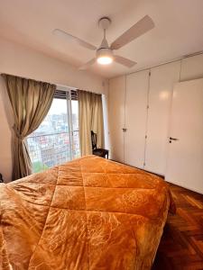 een slaapkamer met een groot bed en een raam bij Abasto Lindo Dpto 2 Amb c Cocina Mantenemos Precio in Buenos Aires