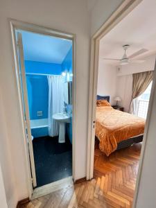 um quarto com uma cama, um lavatório e um espelho em Abasto Lindo Dpto 2 Amb c Cocina Mantenemos Precio em Buenos Aires