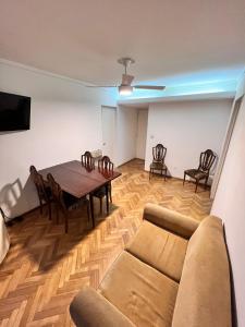 uma sala de estar com uma mesa e um sofá em Abasto Lindo Dpto 2 Amb c Cocina Mantenemos Precio em Buenos Aires