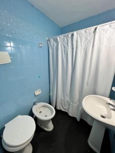 uma casa de banho azul com um WC e um lavatório em Abasto Lindo Dpto 2 Amb c Cocina Mantenemos Precio em Buenos Aires