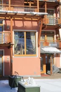 ein Gebäude mit einem großen Fenster davor in der Unterkunft Appartement Hohe Mut in Obergurgl