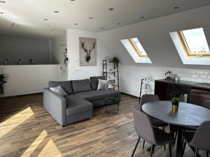 uma sala de estar com um sofá e uma mesa em Loft Elsnera3 em Jelenia Góra