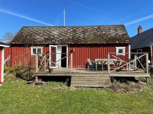 ein Haus mit einer Terrasse mit einem Tisch davor in der Unterkunft Lugnet in Hörby