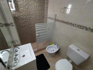 Et badeværelse på Samber 2 + 4 billeder