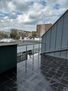 uma vista para uma cidade a partir do telhado de um edifício em Loft Elsnera3 em Jelenia Góra