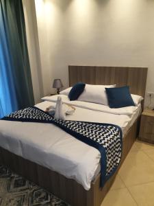 A bed or beds in a room at Sharm Hills