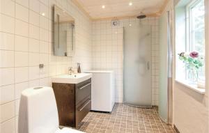 Koupelna v ubytování 1 Bedroom Lovely Home In Tingstde