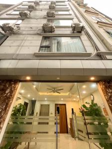 - un bâtiment avec des escaliers et des fenêtres dans l'établissement NINE HOUSING Buoi Street, à Hanoï